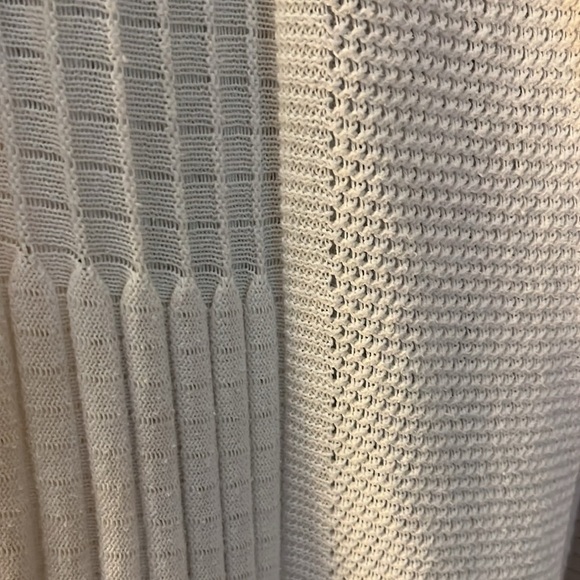 Belldini white sweater. Shorter in the back and longer in front. Size XL - Picture 3 of 7